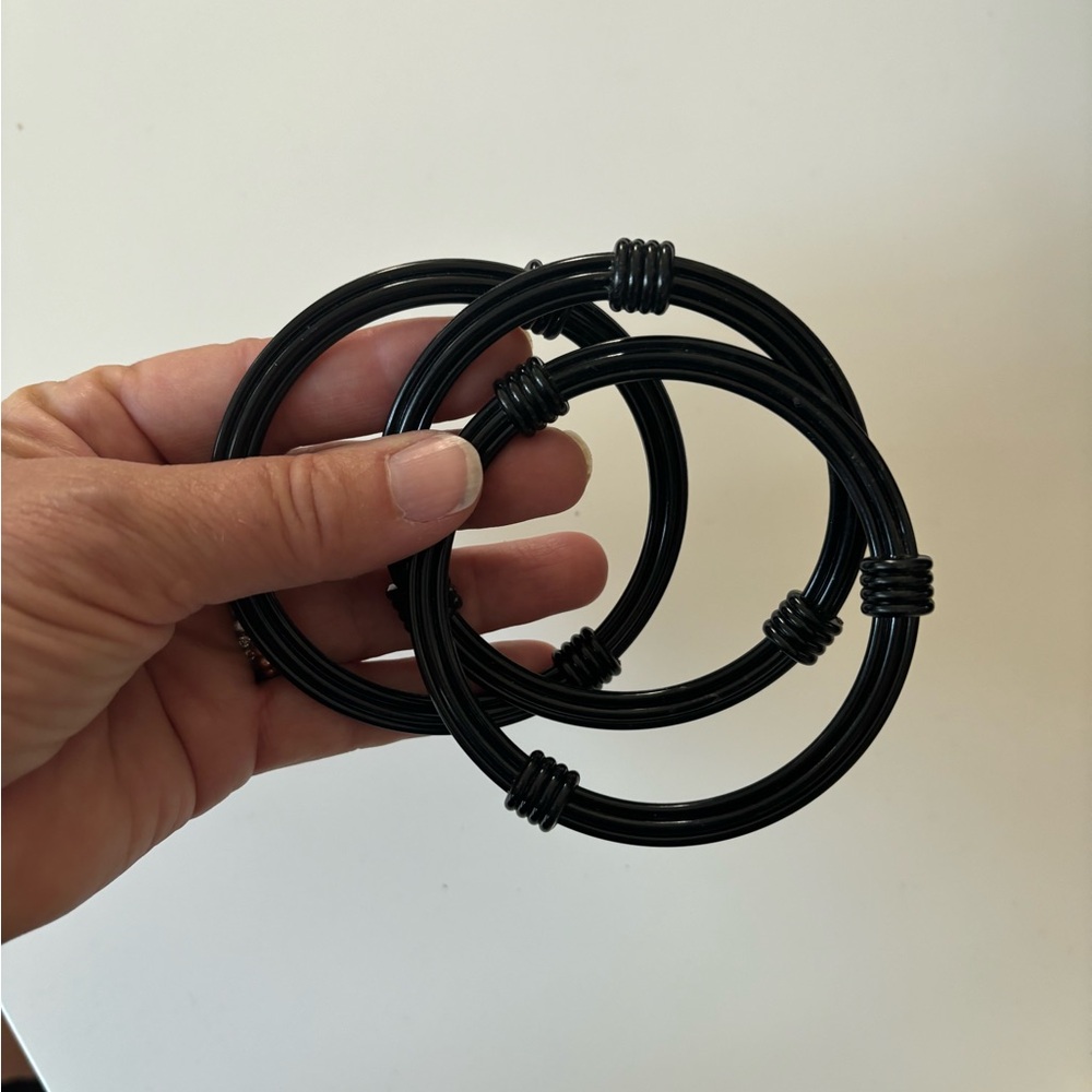 Bracelets Black plastic bangles
